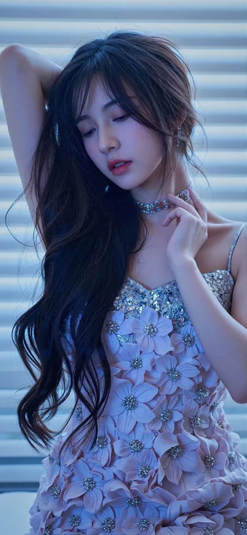 美女紫裙手机壁纸｜优雅长发背景 - 气质「哲风壁纸」