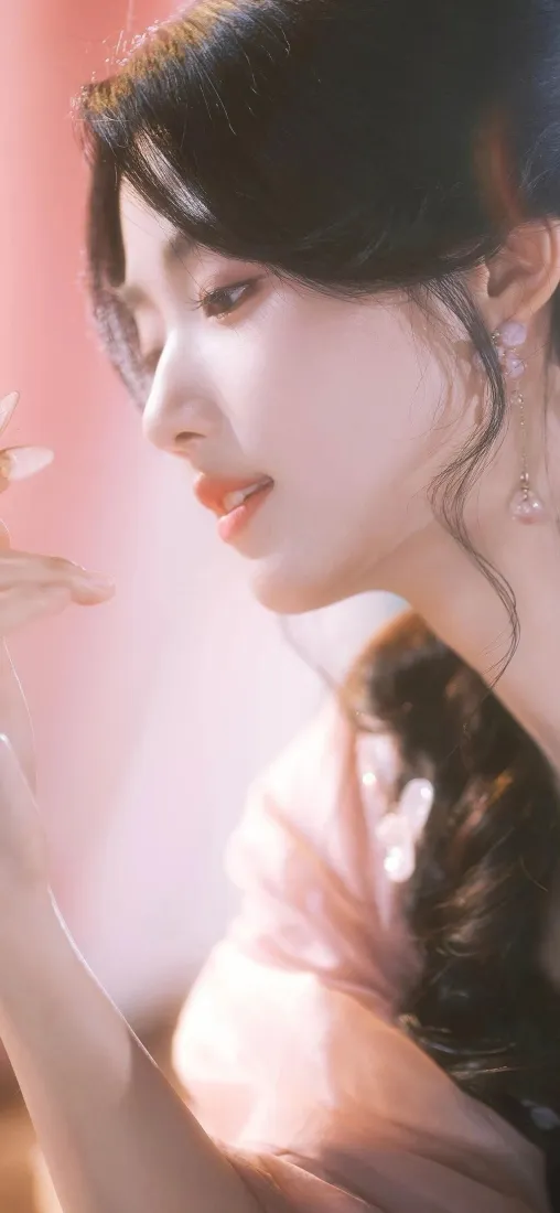 古风美女手机壁纸｜粉色古装背景 - 柔美侧脸「哲风壁纸」