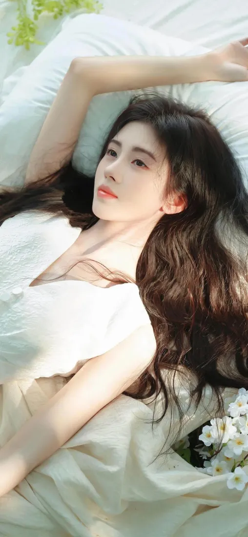 白衣美女手机壁纸｜床上花朵背景图片 - 长发柔美「哲风壁纸」