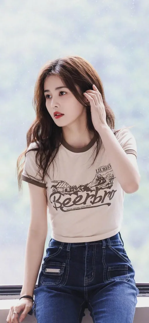 美女短袖牛仔裤手机壁纸｜窗外绿植 - 清新「哲风壁纸」