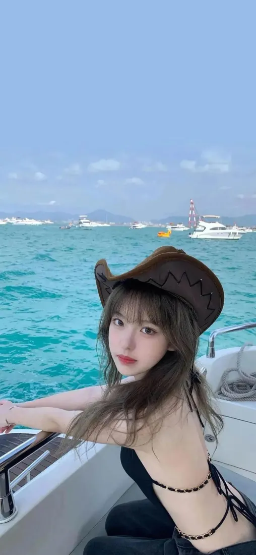牛仔帽美女手机壁纸｜大海船 - 黑色比基尼「哲风壁纸」