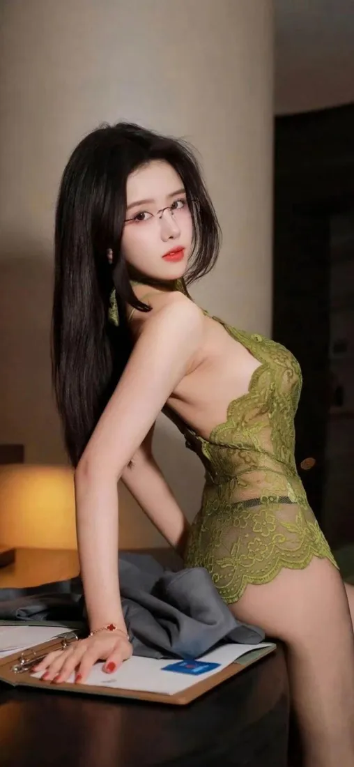 美女绿色连衣裙手机壁纸｜室内背景 - 性感迷人「哲风壁纸」