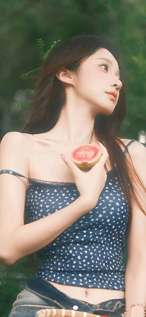 美女蓝色波点吊带手机壁纸｜绿植背景 - 持桃「哲风壁纸」