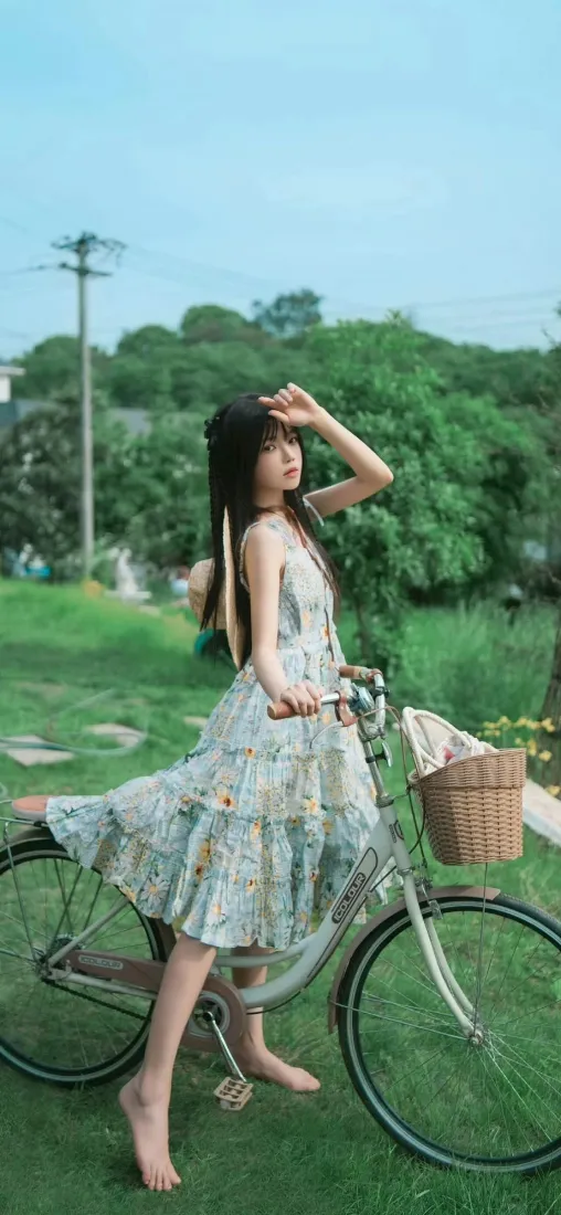 碎花裙美女自行车手机壁纸｜草地绿树背景 - 蓝天「哲风壁纸」
