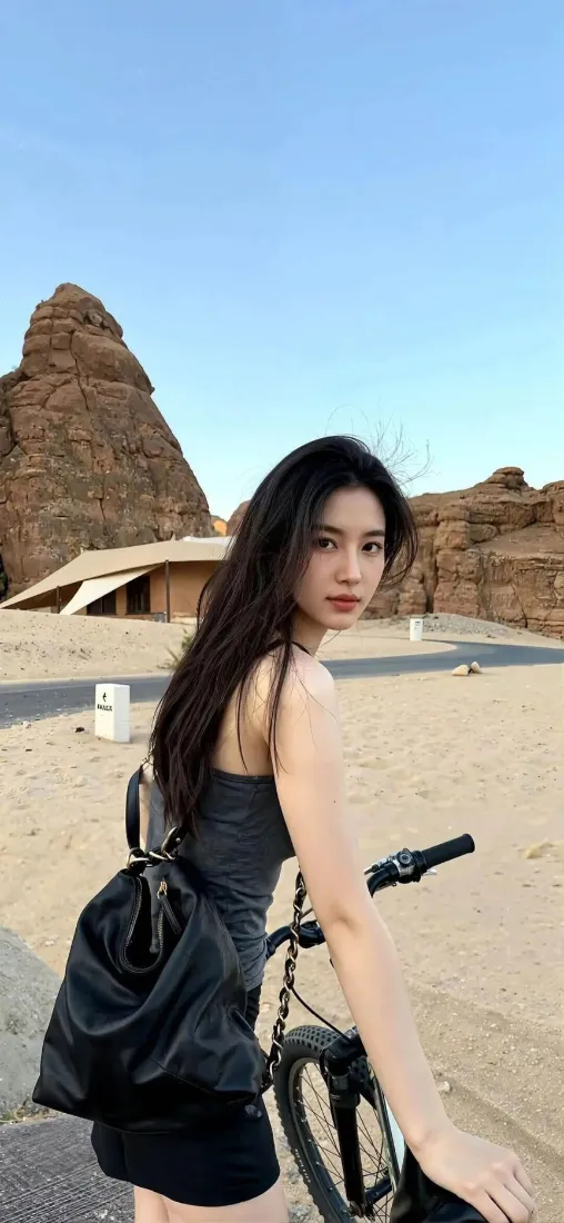 沙漠美女性感骑行壁紙｜沙海背景圖 - 黑穿搭「哲风壁纸」