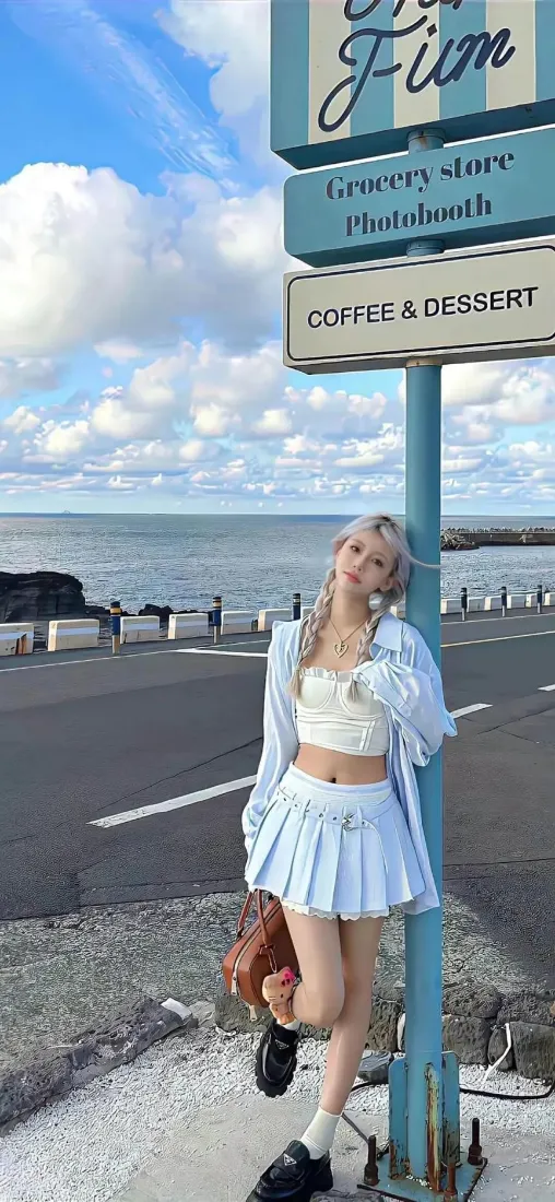 金发美女海边公路手机壁纸｜清新背景 - 白衣蓝裙「哲风壁纸」