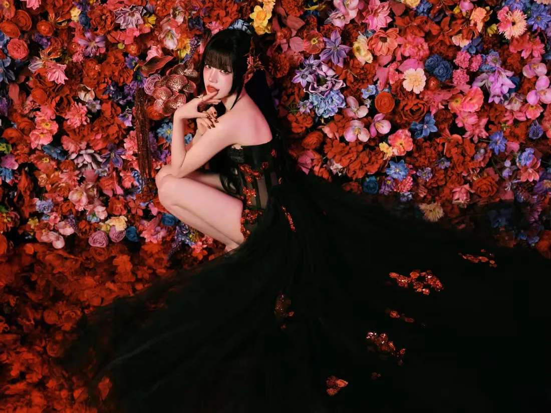 2k宋雨崎壁纸｜花簇背景 - 黑礼服「哲风壁纸」