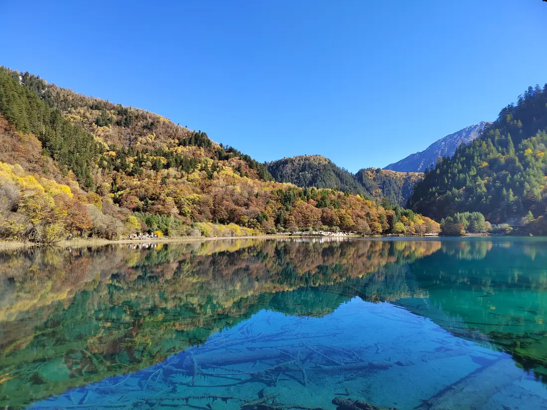 4k秋色湖水山林壁纸｜清澈倒影背景 - 自然风景「哲风壁纸」