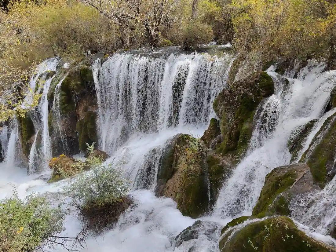 4k瀑布风景壁纸｜自然景观背景图片 - 岩石流水「哲风壁纸」