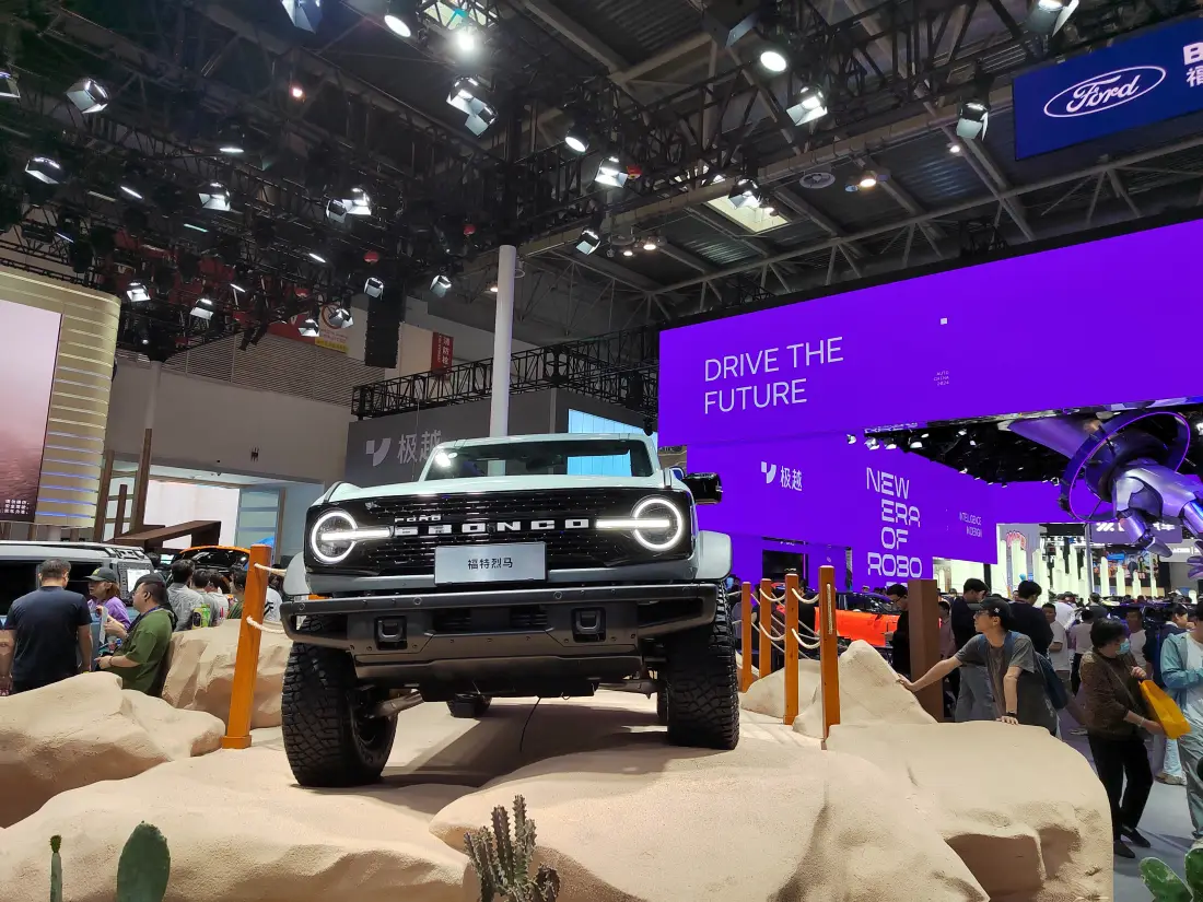 4k车展越野车壁纸｜紫色展台背景 - 车展「哲风壁纸」