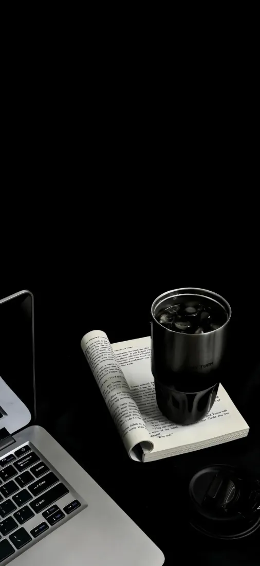 黑色办公桌面手机壁纸｜咖啡杯电脑鼠标「哲风壁纸」