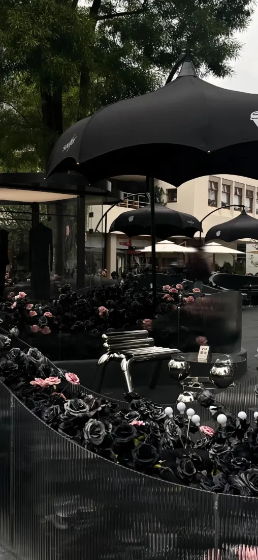 自行车停放区手机壁纸｜户外深色背景 - 遮阳伞「哲风壁纸」