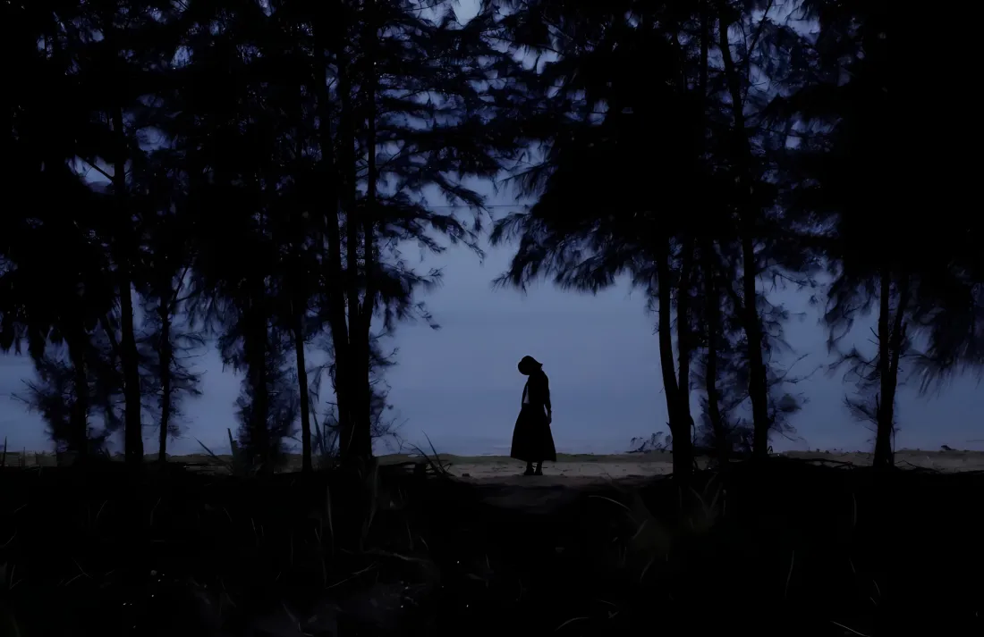 2k海边树丛人物剪影壁纸｜夜晚海面 - 暗色「哲风壁纸」