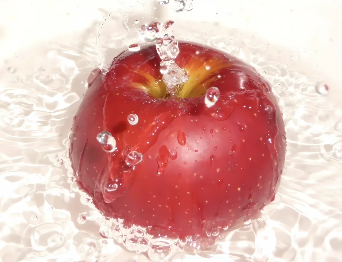 2k红苹果壁纸｜水花背景 - 简约清新「哲风壁纸」