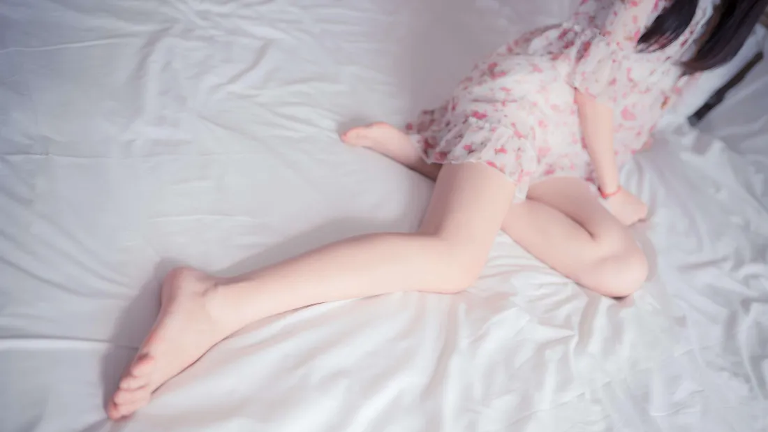 6k花裙美女美腿壁纸｜卧床背景图 - 短裙「哲风壁纸」