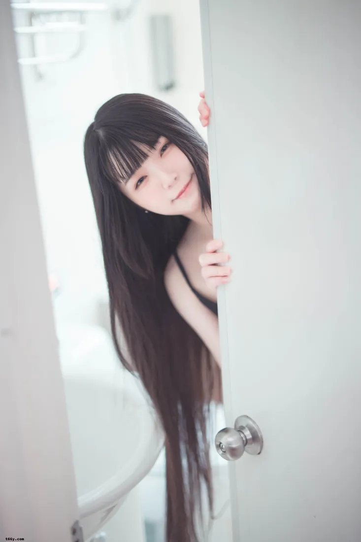 长发美女手机壁纸｜室内背景图片 - 迷人「哲风壁纸」