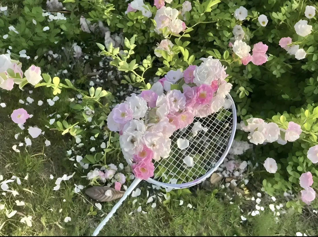 2k花丛球拍壁纸｜粉色花绿草背景 - 白花「哲风壁纸」