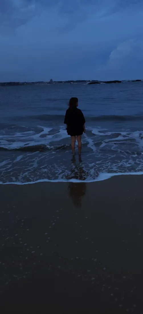 海边黄昏独行者手机壁纸｜沙滩海浪 - 日常「哲风壁纸」