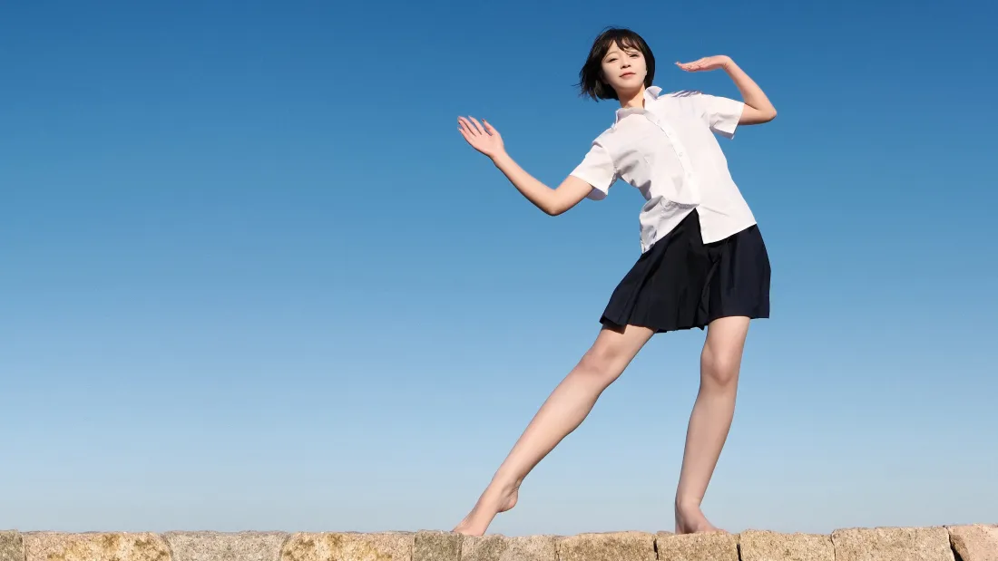 4kJK少女壁纸｜蓝天石墙背景图片 - 活力赤脚「哲风壁纸」