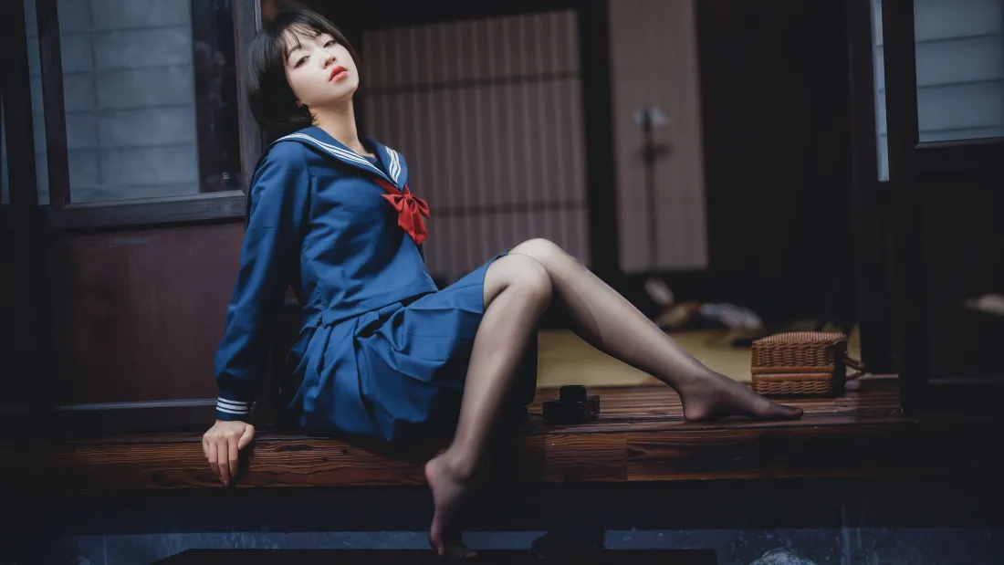4k蓝色JK少女壁纸｜日式房间 - 黑丝坐姿「哲风壁纸」