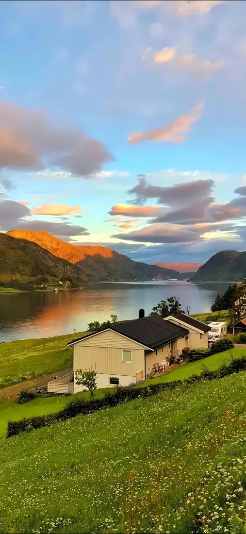 湖边房屋手机壁纸｜自然风景 - 草地山脉晚霞「哲风壁纸」