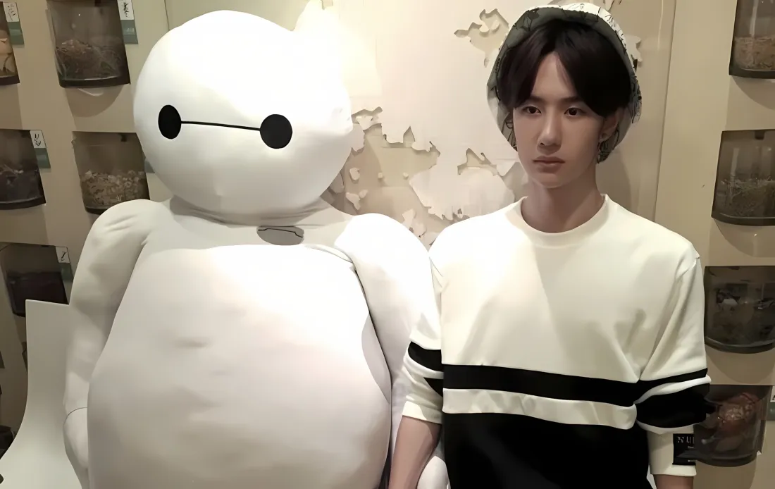 2k王一博大白壁纸｜室内背景 - 明星帅哥「哲风壁纸」