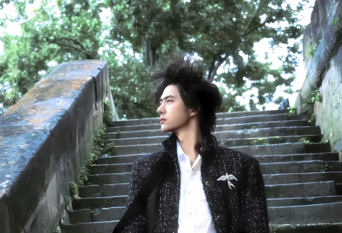 2k王一博楼梯壁纸｜户外背景 - 黑色外套「哲风壁纸」