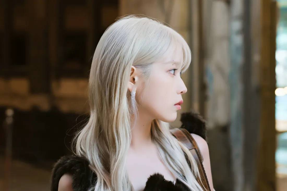 4kIU李知恩金发侧颜壁纸｜黑色服饰 - 魅力「哲风壁纸」