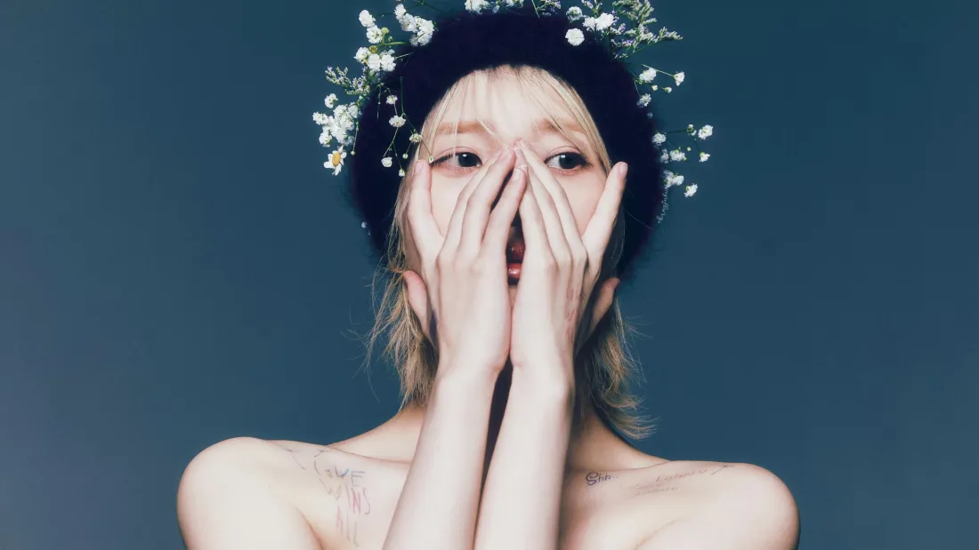 3kIU花环头饰壁纸｜偏蓝背景 - 捂嘴「哲风壁纸」