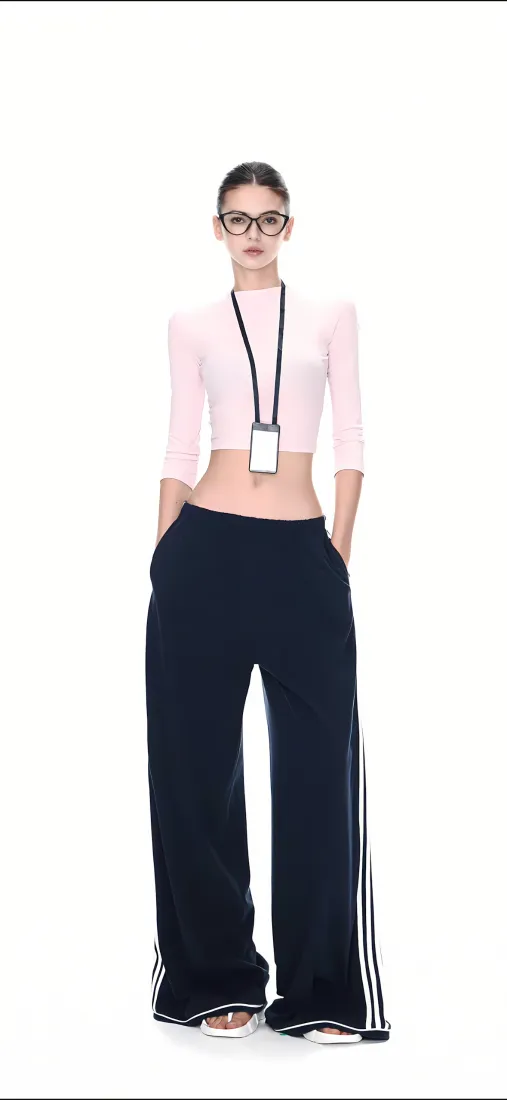 欧美简约穿搭手机壁纸｜纯色背景 - 粉上衣黑条纹裤「哲风壁纸」