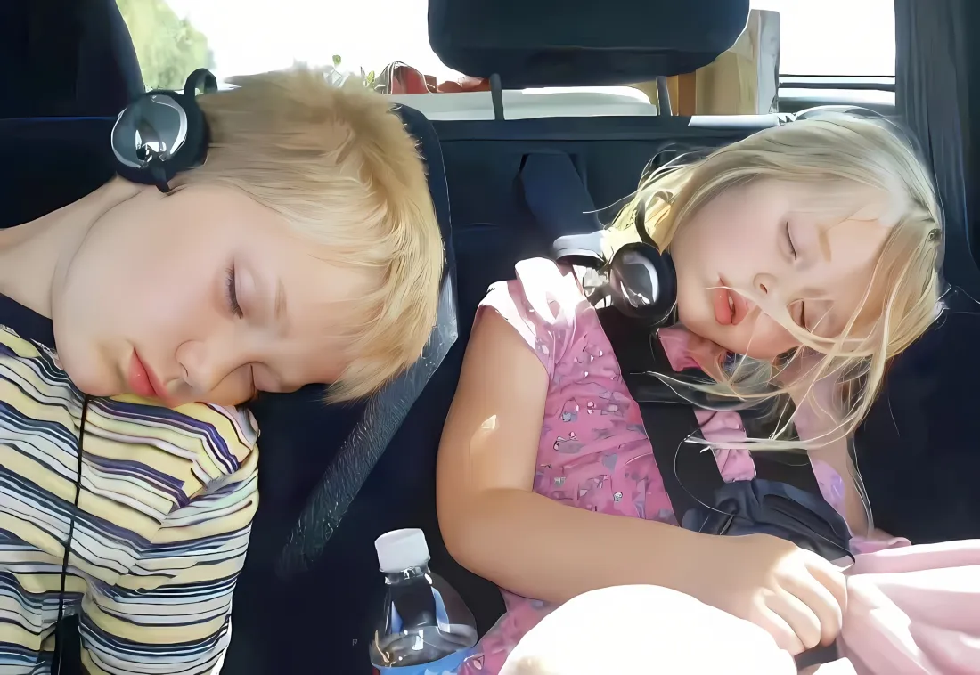 2k小鬼当家 车上睡觉小孩壁纸｜欧美车内背景 - 耳机「哲风壁纸」