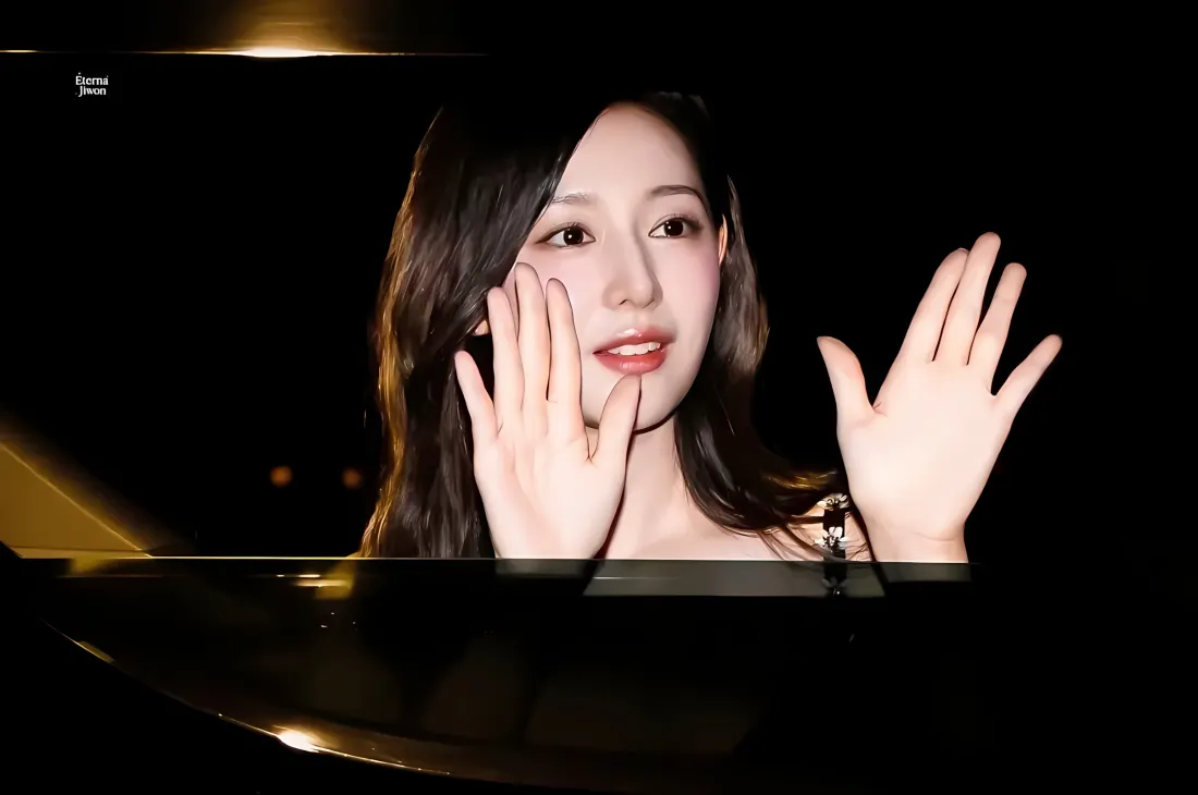 2k金智媛挥手壁纸｜暗色背景图片 - 明星气质「哲风壁纸」