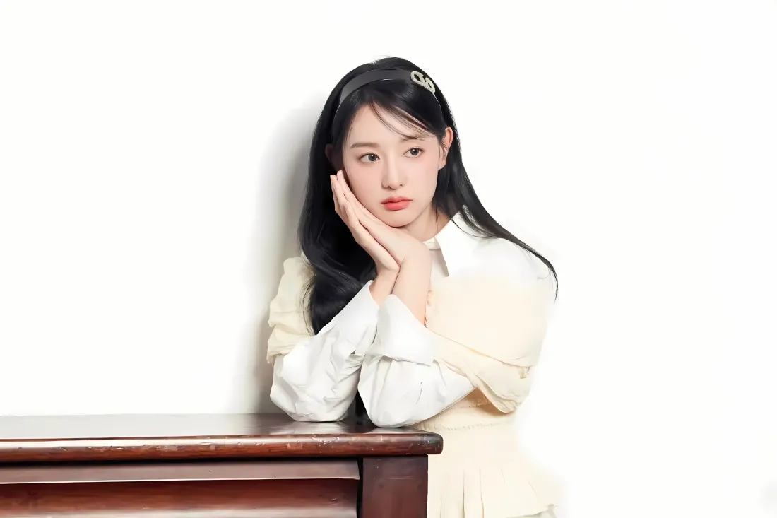 3k金智媛壁纸｜简约背景 - 木质桌子「哲风壁纸」